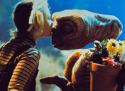Drew Barrymore und der Kuss des Außerirdischen. Bild: Sender