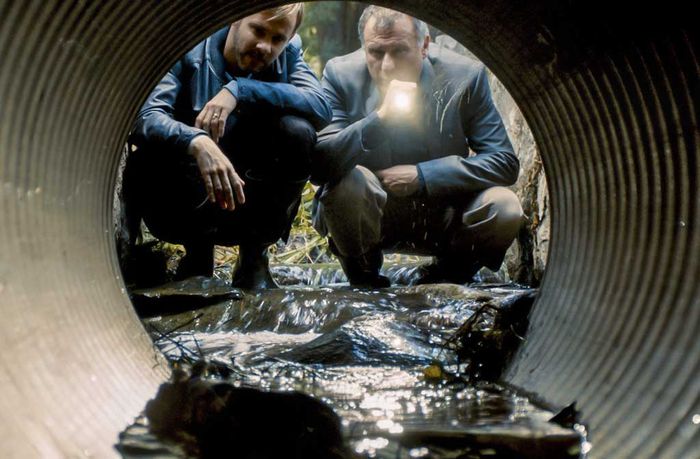 Mikael Eklund (Michael Nyqvist, r.) und Tommy Conley (Dominic Monaghan, l.) untersuchen die Umgebung des Tatorts und machen eine grausige Entdeckung. Bild: Sender / ZDF / Red Arrow