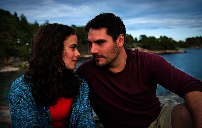 Nach einer erfolgreichen Herz-OP will die lebenshungrige Kristie (Maya Haddad) jetzt endlich durchstarten. Ihr Sandkastenfreund Sixten (Max Koch) soll ihr dabei helfen. Bild: Sender / ZDF / Arnim Thomaß.