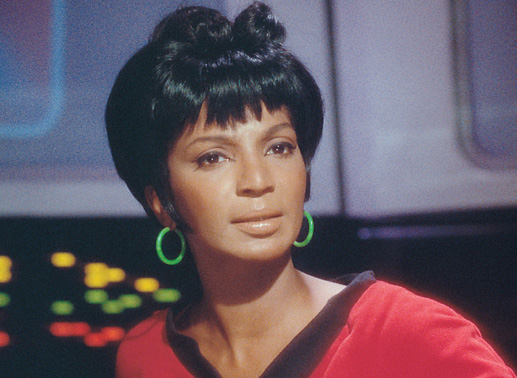 Kommunikationsoffizier Lieutenant Nyota Uhura (Nichelle Nichols) versteht sich gut mit ihren männlichen Kollegen. Bild: Sender