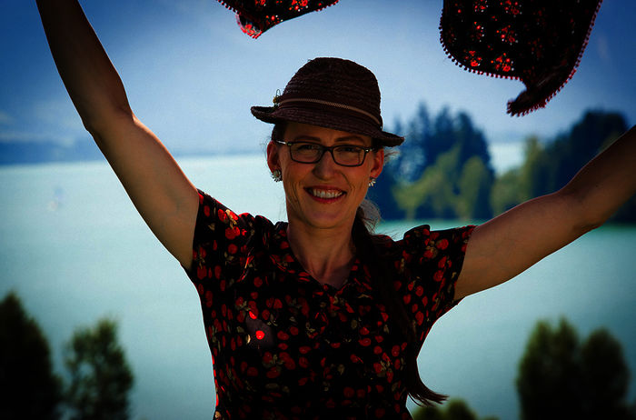 Die bayrische Kabarettistin Martina Schwarzmann. Bild: Sender / ORF / südpolmusic / Gregor Wiebe / Carsten Bunnemann