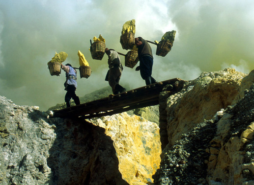 Ein beeindruckender Dokumentarfilm über Menschen, die harte körperliche Arbeit verrichten. Hier: eine Schwefelmine in Indonesien. Bild: Sender