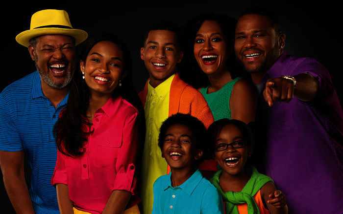 Laurence Fishburne (Pops), Yara Shahidi (Zoey Johnson), Marcus Scribner (Andre Johnson jun.), Miles Brown (Jack Johnson), Tracee Ellis Ross (Rainbow Johnson), Marsai Martin (Diane Johnson), Anthony Anderson (Andre Johnson). Bild: Sender/Disney/ABC