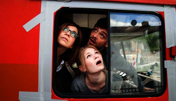 Ob das gut geht? Rick (Sebastian Fräsdorf), Kristin (Claudia Eisinger) und Philomena (Gro Swantje Kohlhof) sind in dem schrottreifen Vehikel auf dem Weg an die Ostsee. Bild: Sender / ARD Degeto / Maor Waisburd