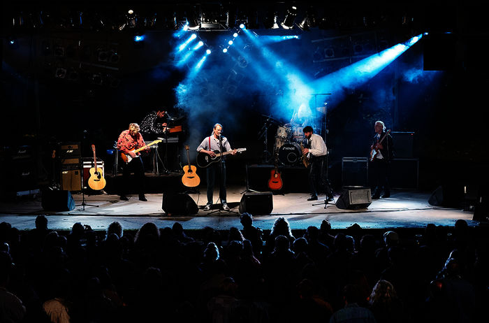Gundermann (Alexander Scheer) mit Band auf der Bühne. Bild: Sender / rbb / Peter Hartwig / Pandora Film