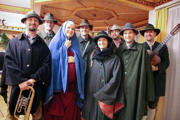 Die Embacher Anklöckler mit Andi Geisler, Hannes Eder, Conny Obersamer als Maria, Bernd Wiesmann, Conny Bürgler, Peter Brugger, Richard Deutinger als Hirte und Karl Obersamer. Bild: Sender 7 ServusTV / Degn Film