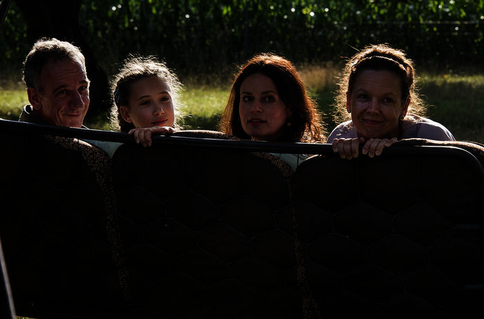 Pfarrer Brenner (Heio von Stetten), Pauline Gruber (Helena Sch&ouml;nfelder), Zenta Zacher (Angela Ascher) und Vroni Altmanseder (Edith Konrath). Bild: Sender / BR / ARD Degeto / Meike Birck
