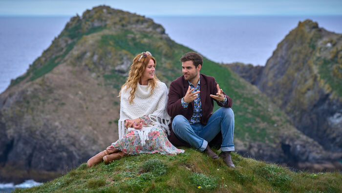 Rosamunde Pilcher: Frühstück bei Tessa: Carol Caspian (Esther Schweins) und ihr Sohn David (Lucas Reiber) stehen sich sehr nahe. Bild: Sender / ZDF / Jon Ailes