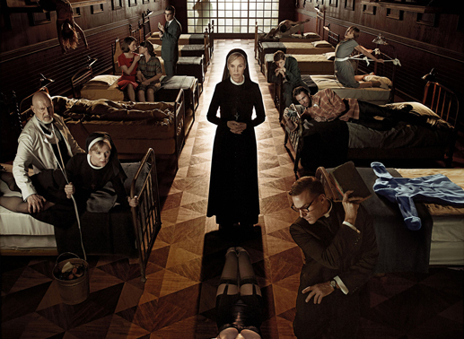 Schwester Jude (Jessica Lange) hat die Patienten und Personal der Briarcliff-Nervenheilanstalt voll im Griff: Dr. Arthur Arden (James Cromwell), Schwester Mary Eunice (Lily Rabe), Lana (Sarah Paulson), Wendy (Clea DuVall), Dr. Thredson (Zachary Quinto), Monsignor Timothy Howard (Joseph Fiennes), Leo (Adam Devine), Kit (Evan Peters), Grace (Lizzie Brochere). Bild: Sender / Twentieth Century Fox