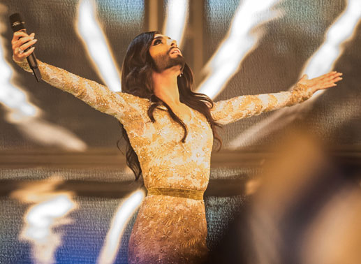 Conchita Wurst gewann 2014 mit „Rise Like a Phoenix“ den Song Contest für Österreich. Bild: Sender