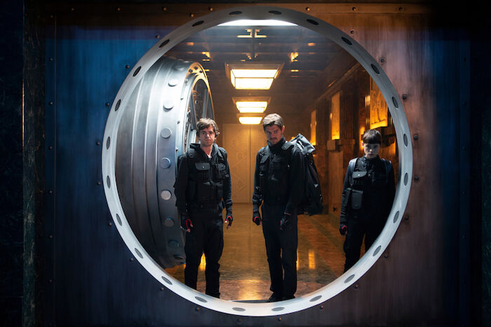Countdown in Madrid: Thom (Freddie Highmore), James (Sam Riley) und Lorraine (Àstrid Bergès-Frisbey) brechen in den Tresorraum der Bank von Spanien ein. Bild: Sender / ZDF / Diego Lopez Calvin / Tele5Cinema.