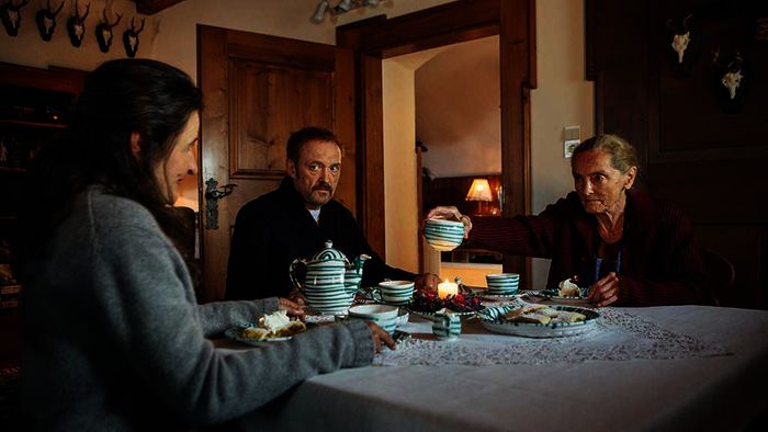 Maria Hofstätter (Grete Öller), Josef Hader (Sepp Ahorner), Erni Mangold (Maria Ahorner). Bild: Sender / Lotus Film / Felipe Kolm