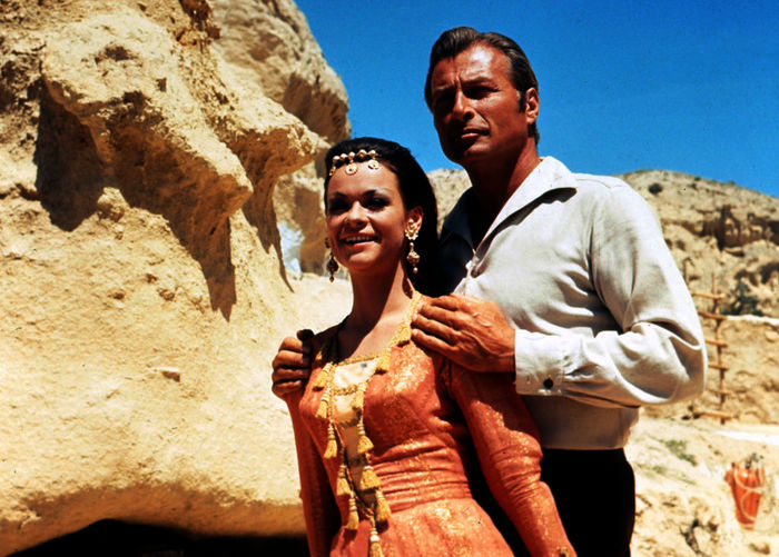 Der Schatz der Chald&auml;er befindet sich in einem Berg, der von Mara Durimeh bewacht wird. Um an diesen Schatz zu kommen, entf&uuml;hren die Banditen die Enkelin Ingscha (Marie Versini). Kara Ben Nemsi (Lex Barker) und seine Freunde befreien sie. Bild: Sender
