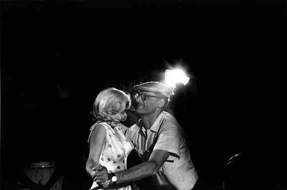 Ihr damaliger Mann, der Schriftsteller Arthur Miller, und Marilyn Monroe tanzen am Set von "Misfits". Bild: Sender