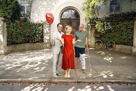 Blo&szlig; nicht Liebe: So unterschiedlich sie auch sind: Benno Martius (Tim Bergmann) und Dr. Justus F&ouml;rster (Heino Ferch) bringen Viola Bergers (Christina Gro&szlig;e) Gef&uuml;hle geh&ouml;rig in Aufruhr. Bild: Sender / ZDF und Hendrik Heiden. 