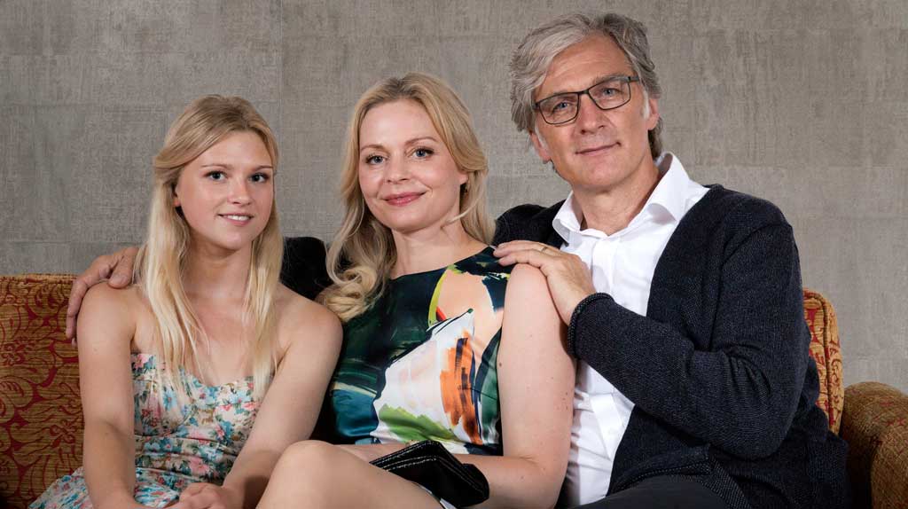 Familie Winter: Marie (Sinje Irslinger, li.), Tanja (Susanna Simon) und Matthias (Walter Sittler). Bild: Sender / ARD Degeto / Georges Pauly