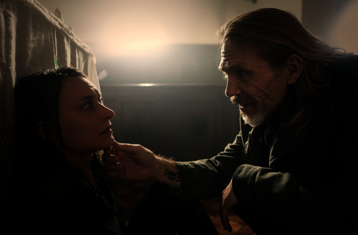 Himmelstal: Helena Brant (Josefin Asplund) und Carol (Richard Brake). Bild: Sender / WDR / Thomas Toti