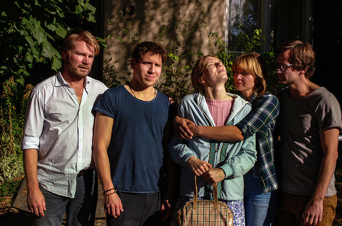 Bevor Ginnie (Lilith Stangenberg) abgeholt wird, machen Frederik (Kai Scheve,), Tommie (Hanno Koffler), Heli (Jördis Triebel, ) und Bruno (Florian Stetter) noch ein Familienfoto. Bild: Sender / Michael Klier-Film / Patrick Ort