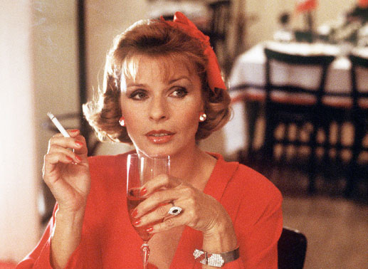 Mona, Babys Freundin (Senta Berger) ist sehr nachdenklich geworden. Irgend etwas ist verkehrt, wenn man die Speisenkarte schon auswendig aufsagen kann. Bild: Sender