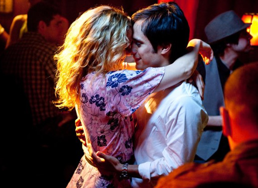 Kate Hudson und Gael Garcia Bernal verliebt in Kein Mittel gegen Liebe. Bild: Sky Cinema / Earthbound Productions, LLC.