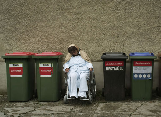 Eingeparkt zwischen Müllcontainer: Elfriede Ott. Bild: Filmverleih