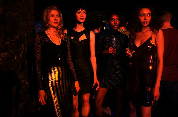 Rachel (Rachel Hurd-Wood), Louise (Sophia Brown), Phoebe (Ella-Rae Smith) und Fay (Emma Appleton). Bild: Sender / WDR / Balloon Entertainment / All3media International