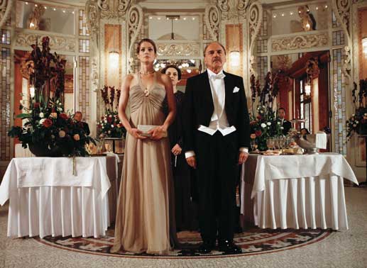 Marie Bäumer als Gattin, Bruno Ganz als Schweizer Bundespräsident. Bild: Sender/Abrakadabra