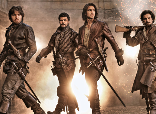 Athos (Tom Burke), Porthos (Howard Charles), d’Artagnan (Luke Pasqualino) und Aramis (Santiago Cabrera). Bild: Sender/BBC 2013