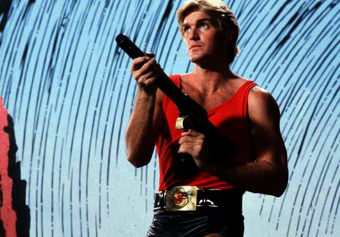 Flash Gordon (Sam J. Jones) hat es in die Tiefen der Galaxis verschlagen. Bild: Sender