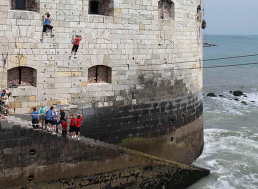 Wer erklimmt am schnellsten die Festungsmauern? Spannende Spiele warten auf die Kandidaten von "Fort Boyard". Bild: Sender