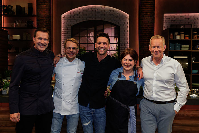 Johannes B. Kerner (r.) mit den Köchen Mario Kotaska (Vorspeise), Alexander Kumptner (Zwischengang), Alexander Herrmann (Hauptspeise) und Maria Groß (Dessert). Bild: Sender / ZDF / Dirk Eisermann