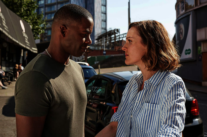 Life: David (Adrian Lester) und seine Lebenspartnerin Kelly (Rachael Stirling) verabschieden sich voneinander. Bald darauf verunglückt Kelly tödlich. Bild: Sender / BBC / Drama Republic Ltd