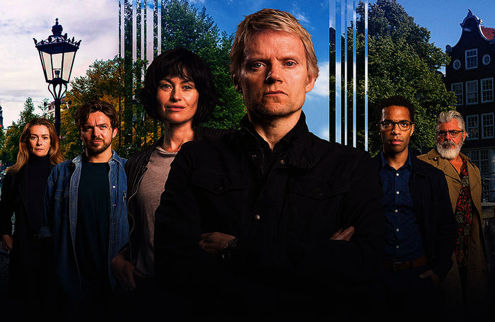 Der Amsterdamer Kommissar Piet Van der Valk (Marc Warren) und sein Team Inspector Lucienne Hassel (Maimie McCoy), Sergeant Brad De Vries (Luke Allen-Gale), Job Cloovers (Elliot Barnes-Worrell), der Pathologe Hendrik Davie (Darrell D'Silva) und seine seine Chefin Julia Dahlman (Emma Fielding). Bild: Sender / ARD Degeto / Company Pictures / all3media international