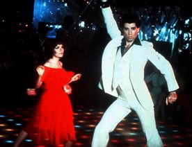 Wenn er in der Disco auf der Tanzfläche seine Show abzieht, liegen ihm die Mädchen zu Fü&szlig;en: John Travolta als Tony Manero mit Karen Lynn Gorney als Silvia. Bild: Sender / ARTE/TVE / Paramount Pictures