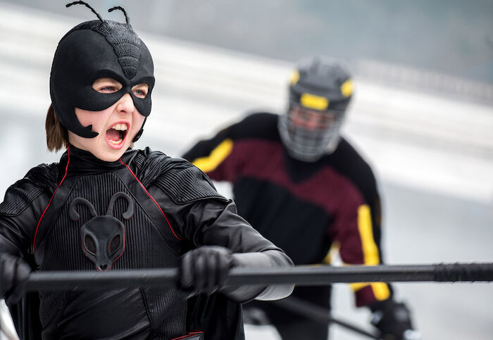 Pelle kämpft auf der Eisbahn mit den beiden Terrorzwillingen. Bild: NDR/Nimbus Film Asp/Junafilm UG/Andreas Schlieter