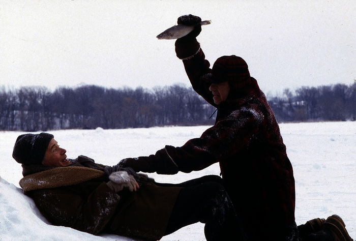 Max (Walter Matthau) geht auf seinen Freund John (Jack Lemmon) mit eine gefrorenen Fisch los. Bild: Sender / Warner Bros. 