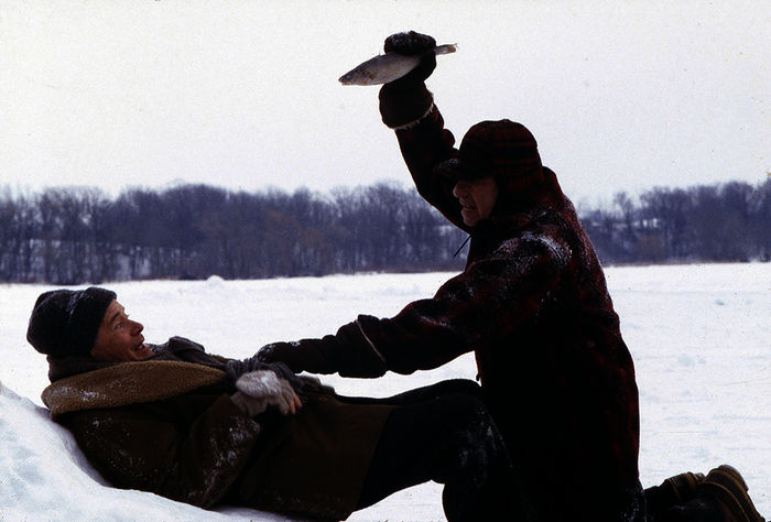 Max (Walter Matthau) geht auf seinen Freund John (Jack Lemmon) mit eine gefrorenen Fisch los. Bild: Sender / Warner Bros.