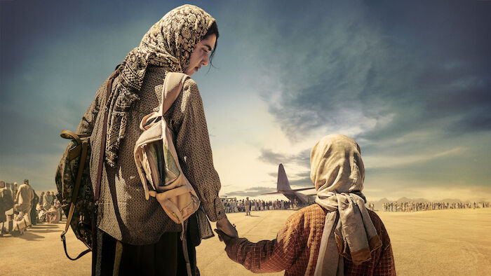 KABUL &ndash; Flucht aus der H&ouml;lle: Key Visual. &Auml;rztin Amina (Hannah Abdoh) eilt mit dem M&auml;dchen Nooria (Sara Taheri) zum Flughafen in Kabul, w&auml;hrend die Taliban Afghanistan &uuml;bernehmen. Bild: Sender / ZDF und Domniki Mitropoulou- Cin&eacute;t&eacute;v&eacute; - 24 25 Films. 