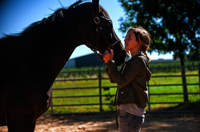 Jana (Lena Klenke) und der wilde Vollbluthengst „Rock My Heart“. Bild: Sender / ARD Degeto / Neue Schönhauser Filmproduktion