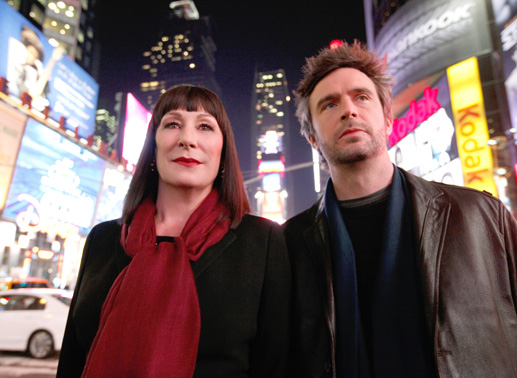  Anjelica Huston (Eileen Rand), Jack Davenport (Derek Wills). Bild: Sender / Universal / Will Hart