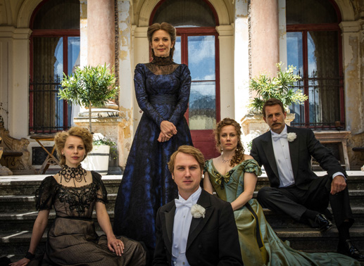 Iris Berben in der Rolle der Cosima Wagner in "Der Clan". Weiters:JFelix Klare, Petra Schmidt-Schaller, Lars Eidinger und Eva Löbau. Bild: Sender