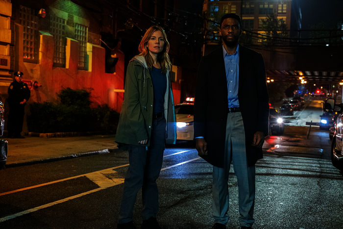 21 Bridges - Jagd durch Manhattan: Der New Yorker Polizist Andre Davis (Chadwick Boseman) und die Drogenermittlerin Frankie Burns (Sienna Miller) besehen einen abgesperrten Tatort, an dem bei einem Drogenraub Kolleg*Innen von ihnen ermordet wurden. Bild: Sender / Matt Kennedy