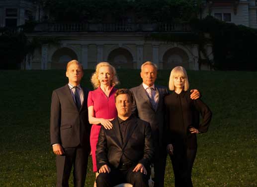 Manuel Rubey (Jakob), Sunnyi Melles (Liane), Nicholas Ofczarek (Zeno), Udo Kier (Rauchensteiner), Nora von Waldstätten (Jana). Bild: Sender /Superfilm / Ingo Pertramer