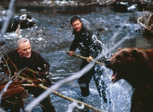Morse (Anthony Hopkins) und Robert (Alec Baldwin) kämpfen in der Wildnis gemeinsam gegen einen übermächtigen Angreifer, einen Bären. Bild: Sender