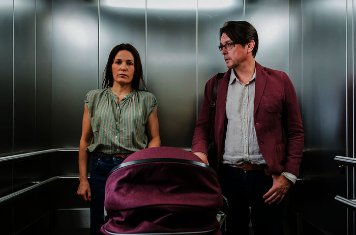 Trotz der Freude darüber, Isalie wieder zu haben, herrscht zwischen dem Paar eine angespannte Stimmung. Katrin Wiedemann (Nicolette Krebitz), Philipp Esch (Hary Prinz). Bild: Sender / MDR / Ariane Krampe-Filmproduktion / Steffen Junghans