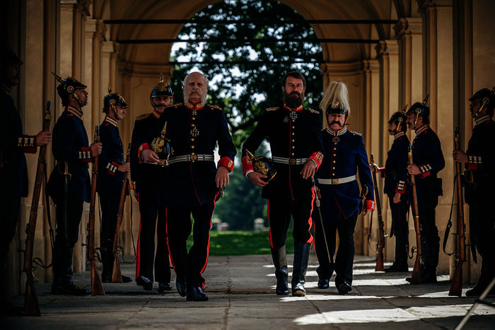 Kaiserspiel: Wilhelm I. (Peter Meinhardt) und Kronprinz Friedrich Wilhelm (Holger Daemgen) auf dem Weg zur deutschen Reichsgründung in Versailles. Bild: Sender