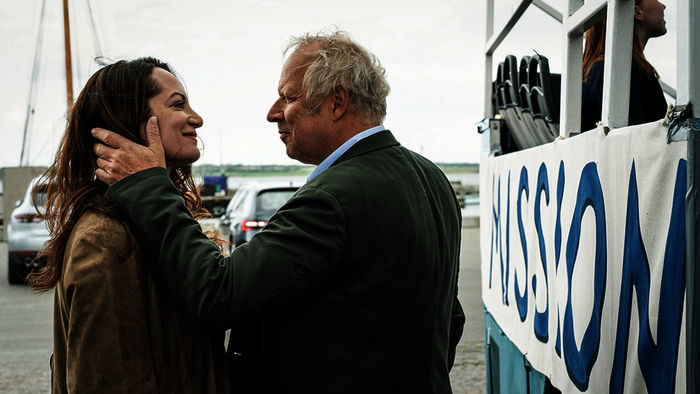 Die Fähre legt am Hafen an, die Schüler steigen in den Bus. Beate (Natalia Wörner), Klaus (Axel Milberg). Bild: Sender