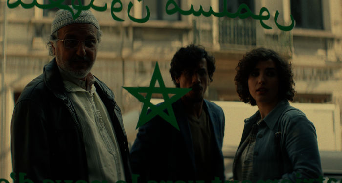 Salam - Rest in Peace: Omar (Ben Hamidou) ist zurück in Brüssel und nicht begeistert über das ganze Chaos in der Firma. Rachid (Saïd Boumazoughe) und Nadia (Ahlaam Teghadouini) sind genauso fassungslos. Bild: Sender / ZDF / Lumiere.