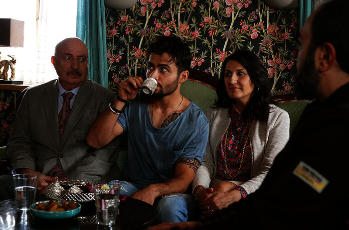 Osman (Aram Arami) mit seinen Eltern Mesut (Orhan Güner) und Farah (Siir Eloglu) zu Besuch bei Toni (Adnan Maral). Bild: Sender / ARD Degeto / Hendrik Heiden,