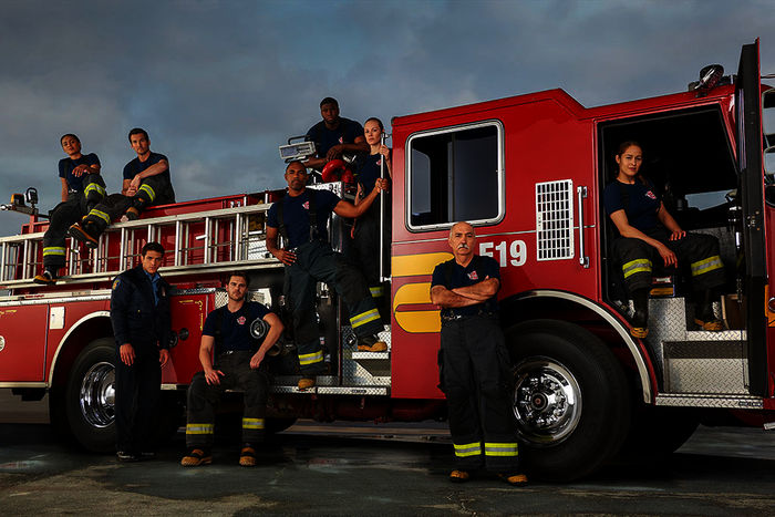 Barrett Doss (Victoria Hughes), Jay Hayden (Travis Montgomery), Alberto Frezza (Ryan Tanner), Grey Damon (Lt. Jack Gibson), Jason Winston George (Ben Warren), Okieriete Onaodowan (Dean Miller), Danielle Savre (Maya Bishop), Miguel Sandoval (Captain Pruitt Herrera), Jaina Lee Ortiz (Andy Herrera).Bild: Sender / ORF / Disney / ABC / Ed Herrera